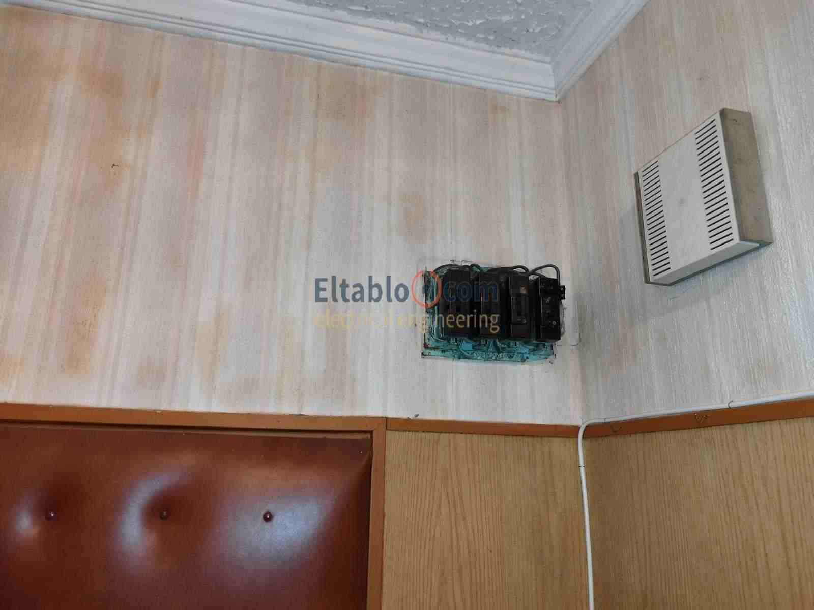  добър опитен електротехник за монтаж ел табло